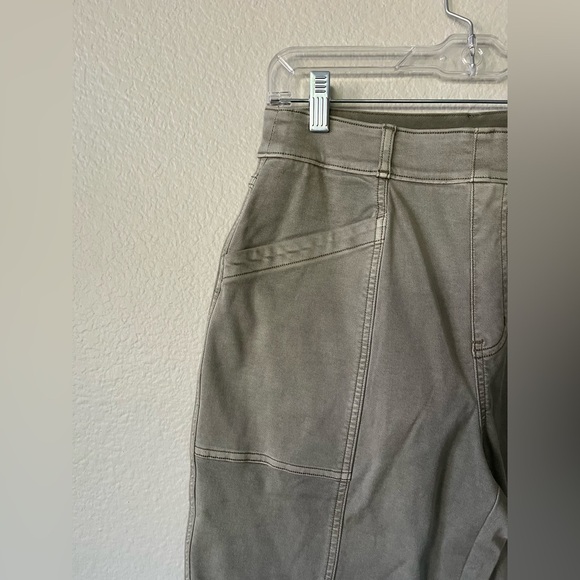 NWT SPANX Stretch Twill Straight Leg Pant in Olive Oil Womens Size M - Picture 3 of 16